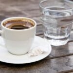 serviranje čaše vode uz kafu